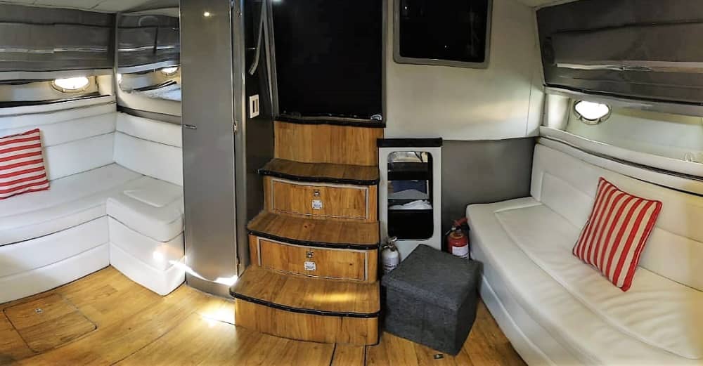 Mer, amour et soleil : une journée riche en émotions à bord d'un bateau à moteur