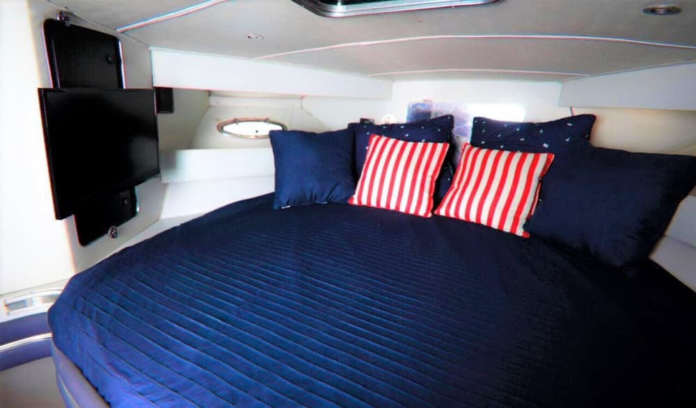 Mer, amour et soleil : une journée riche en émotions à bord d'un bateau à moteur