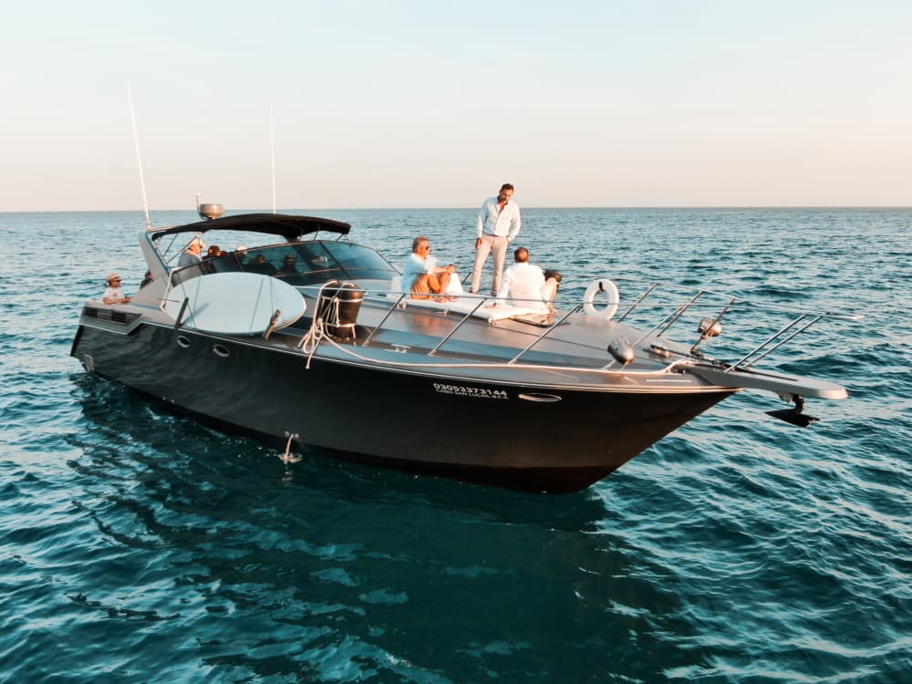 Mer, amour et soleil : une journée riche en émotions à bord d'un bateau à moteur