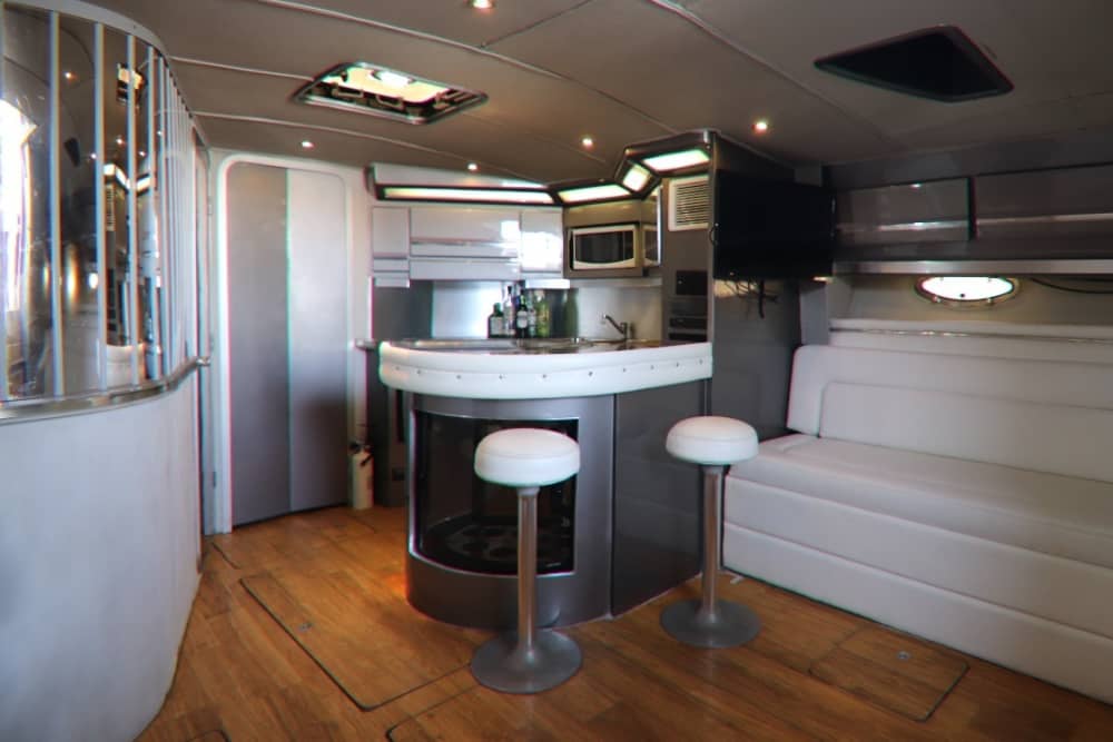 Mer, amour et soleil : une journée riche en émotions à bord d'un bateau à moteur