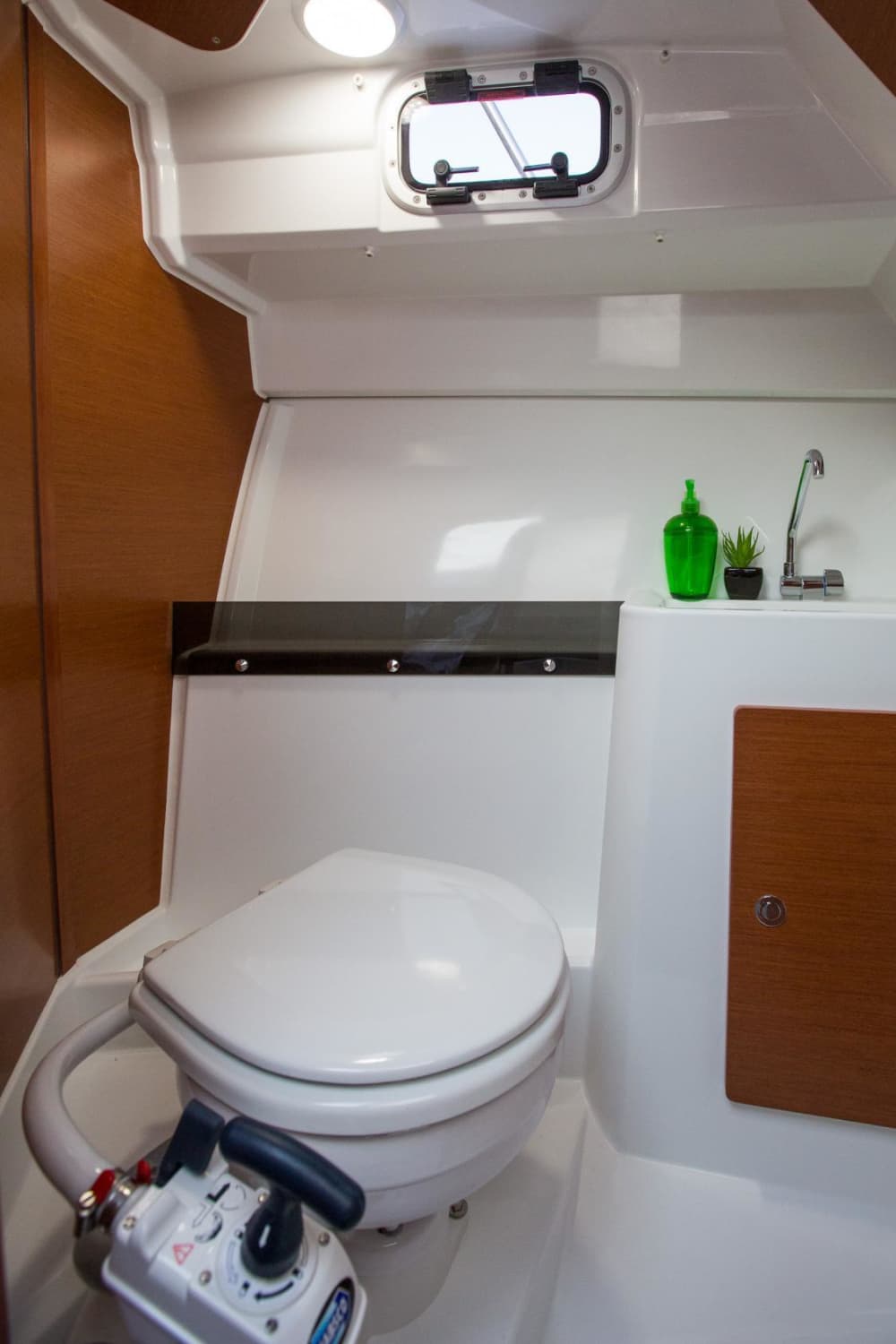 Entdecken Sie Sumartin auf einer 9-stündigen Motorboottour.