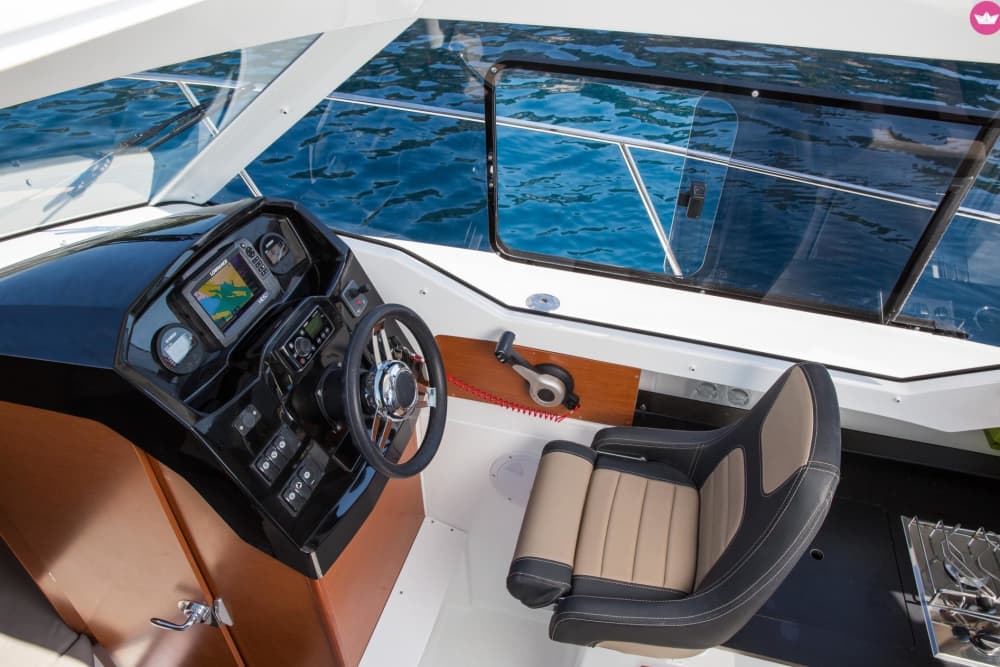 Entdecken Sie Sumartin auf einer 9-stündigen Motorboottour.