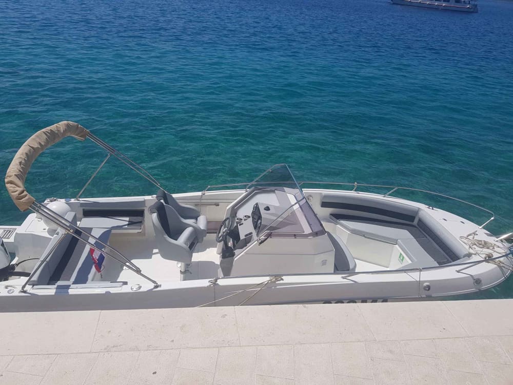 Genießen Sie eine 9-stündige Motorbootfahrt zur Erkundung von Brela.