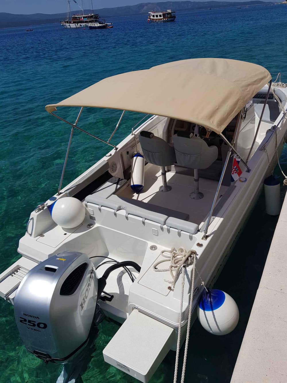 Genießen Sie eine 9-stündige Motorbootfahrt zur Erkundung von Brela.