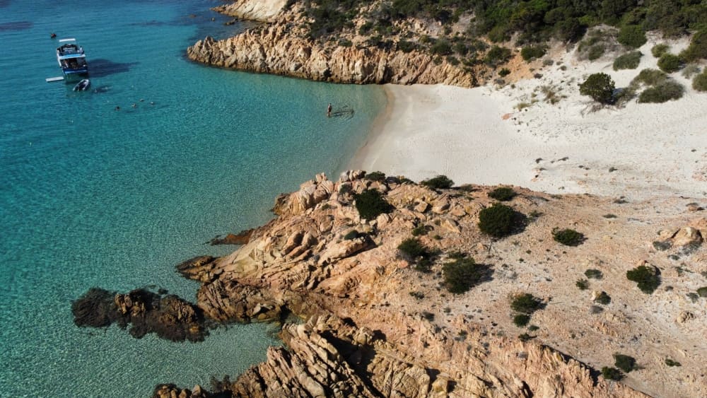 One day around La Maddalena: Enjoy 7h30 of discovery on a motorboat