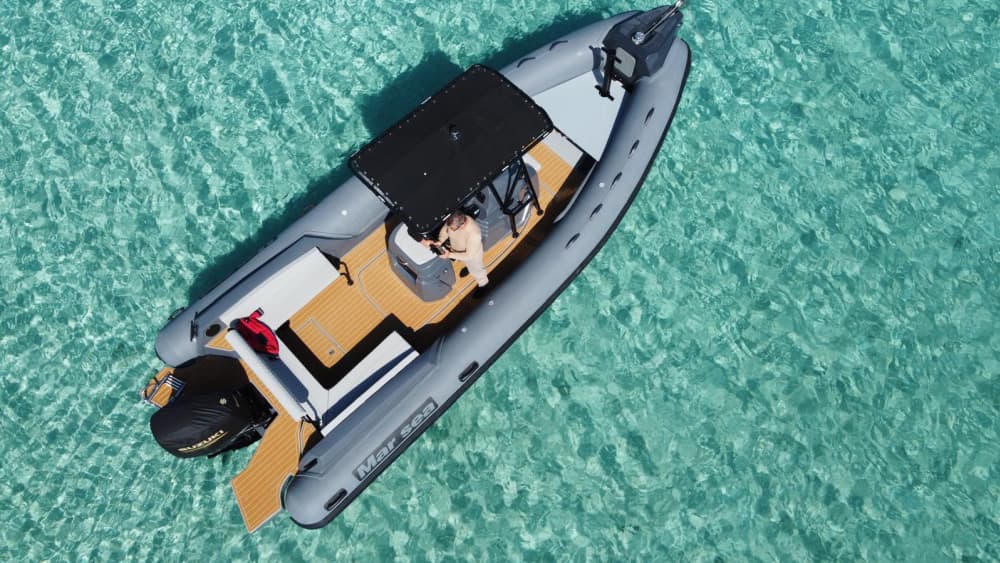 One day around La Maddalena: Enjoy 7h30 of discovery on a motorboat