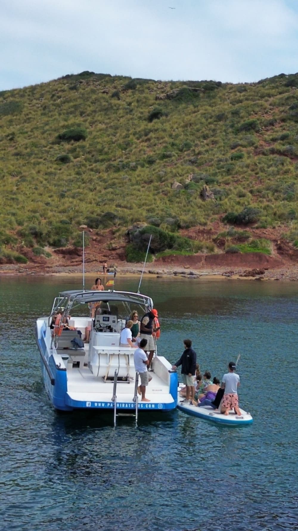 Neem een halve dag de tijd om te ontspannen op een motorboot in Fornells, Menorca.