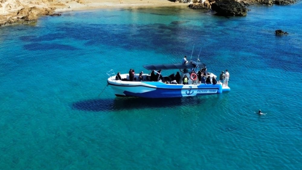 Neem een halve dag de tijd om te ontspannen op een motorboot in Fornells, Menorca.