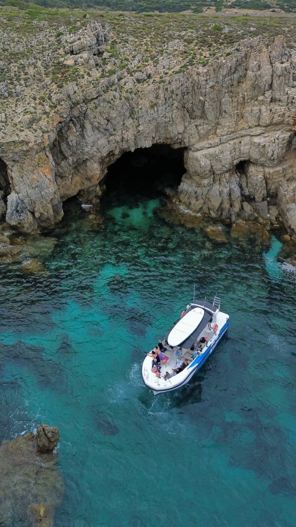 Neem een halve dag de tijd om te ontspannen op een motorboot in Fornells, Menorca.