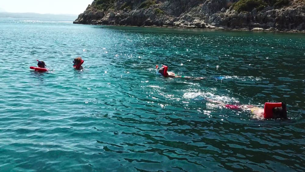 Croisière côtière sereine : journée complète vers l'île de Thodorou et la baie de Macherida