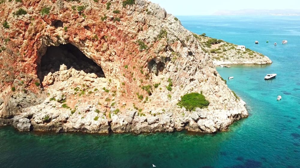 Croisière côtière sereine : journée complète vers l'île de Thodorou et la baie de Macherida