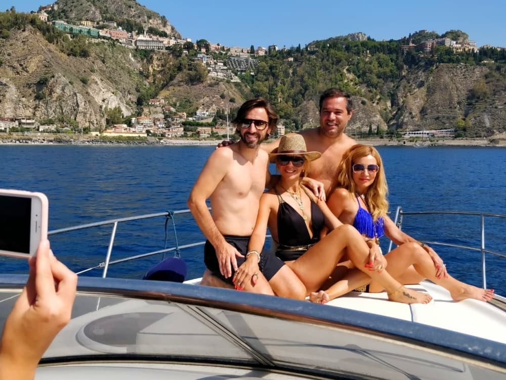 Facile fuga da Giardini Naxos: un'escursione in barca di 3 ore a bordo di un motoscafo.
