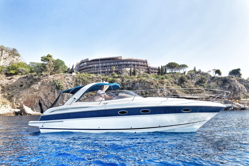 Profitez du soleil lors d'une excursion en bateau de 7 heures à Giardini Naxos.