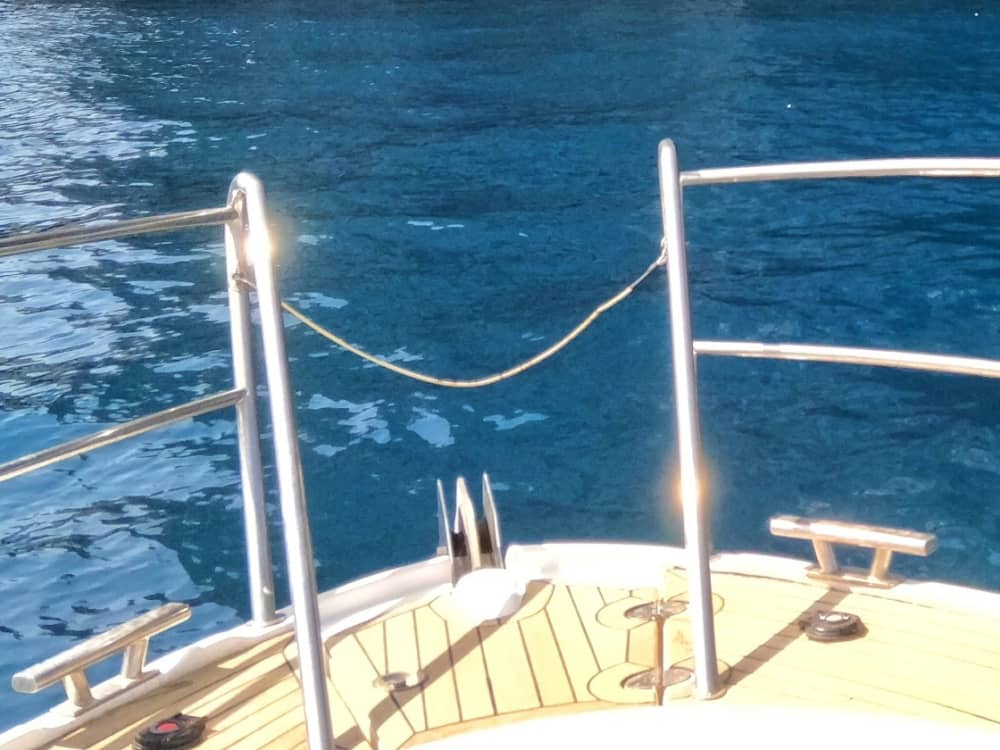 Facile fuga da Giardini Naxos: un'escursione in barca di 3 ore a bordo di un motoscafo.