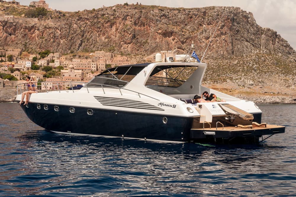 Plage de Menies - Grotte de Choironisia et île de Thodorou avec le yacht Babyface - Croisière à grande vitesse de 8 heures au départ de La Canée