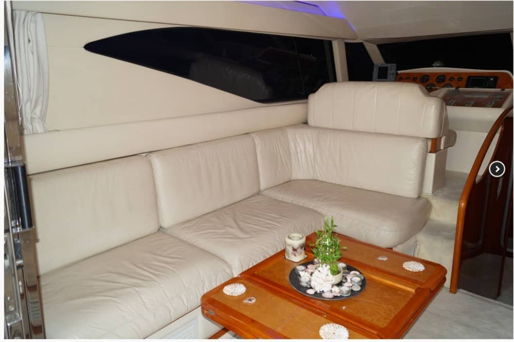 Ontsnapping van een halve dag: pure wit-blauwe magie op een motorboot