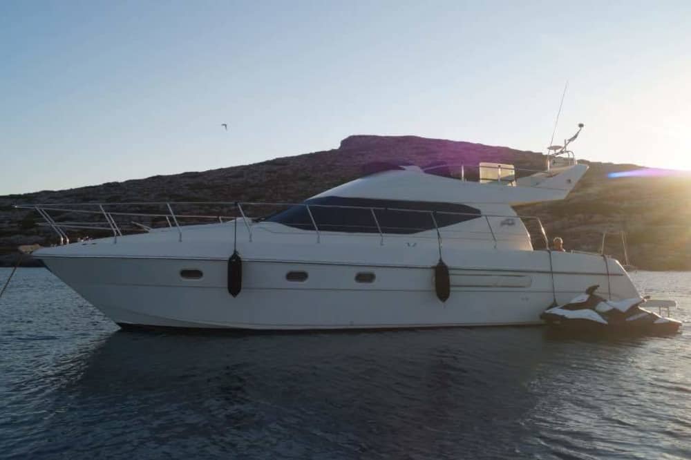 Ontsnapping van een halve dag: pure wit-blauwe magie op een motorboot