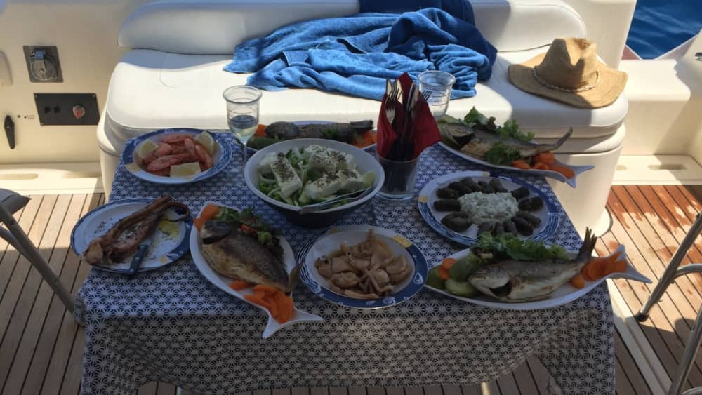 Ontsnapping van een halve dag: pure wit-blauwe magie op een motorboot