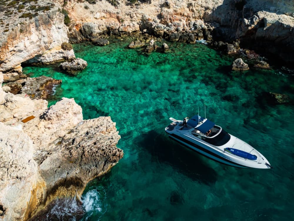 Grottes et plage de Kalathas, excursion privée en yacht à Macherida