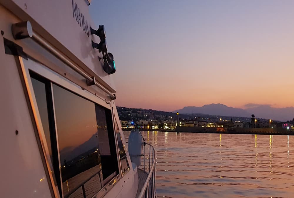 Upptäck Rethymno på en motorbåt i 8 timmar