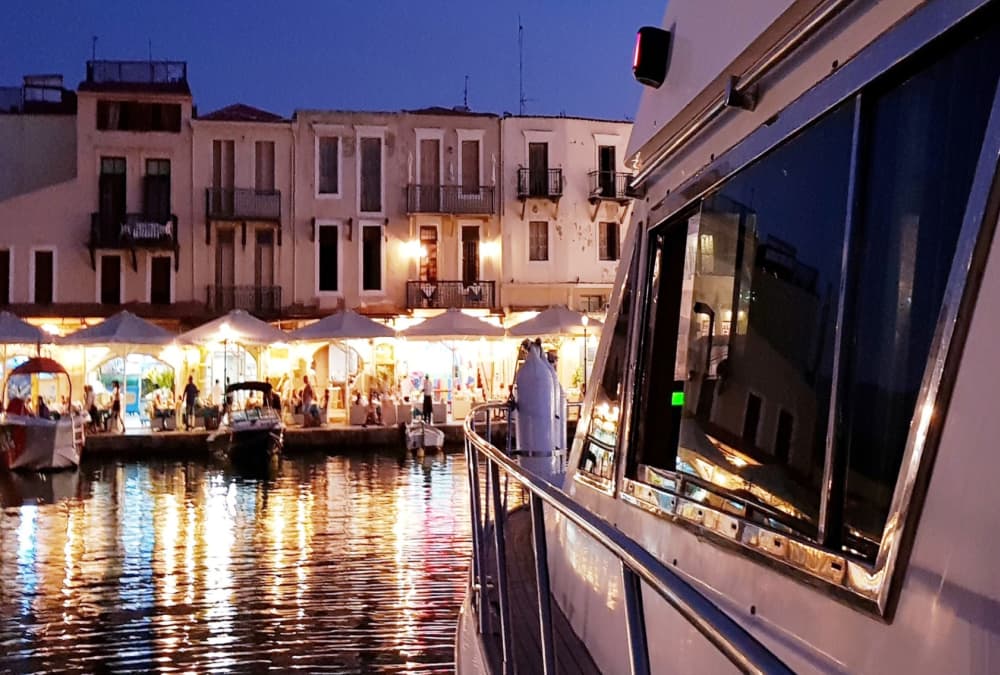 Upptäck Rethymno på en motorbåt i 8 timmar