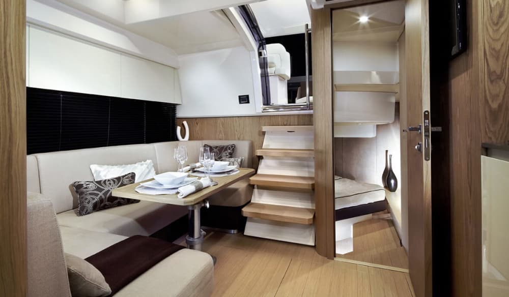 Scopri le coste di Sorrento: un'escursione di un'intera giornata a bordo di un motoscafo.