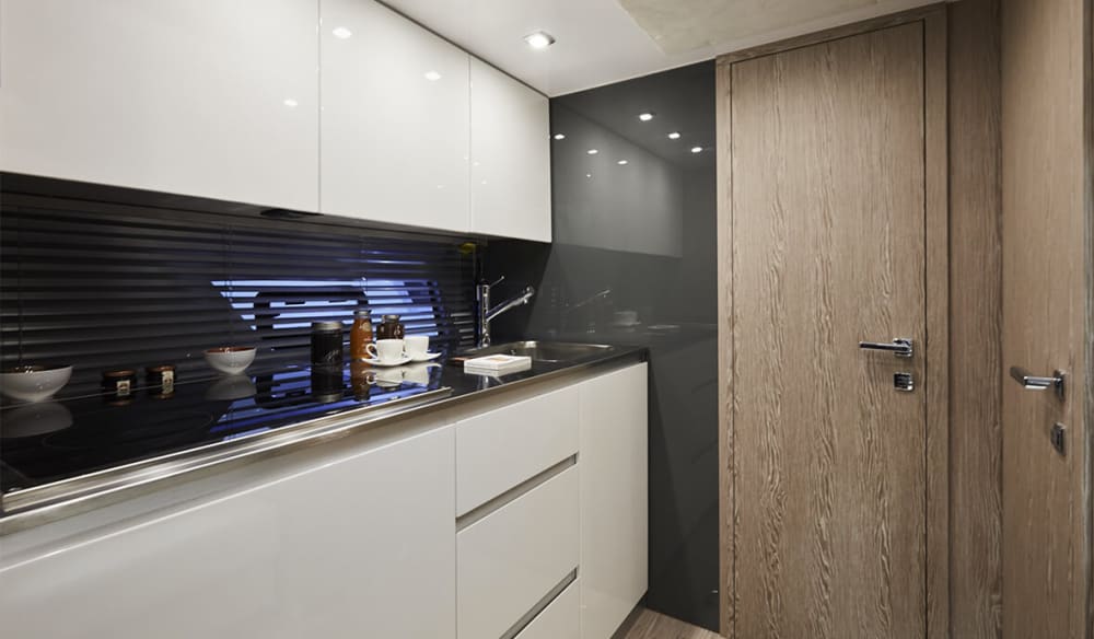 Scopri le coste di Sorrento: un'escursione di un'intera giornata a bordo di un motoscafo.