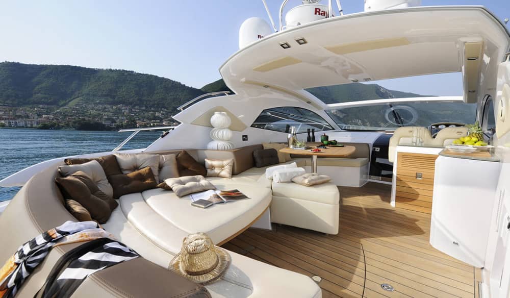 Scopri le coste di Sorrento: un'escursione di un'intera giornata a bordo di un motoscafo.