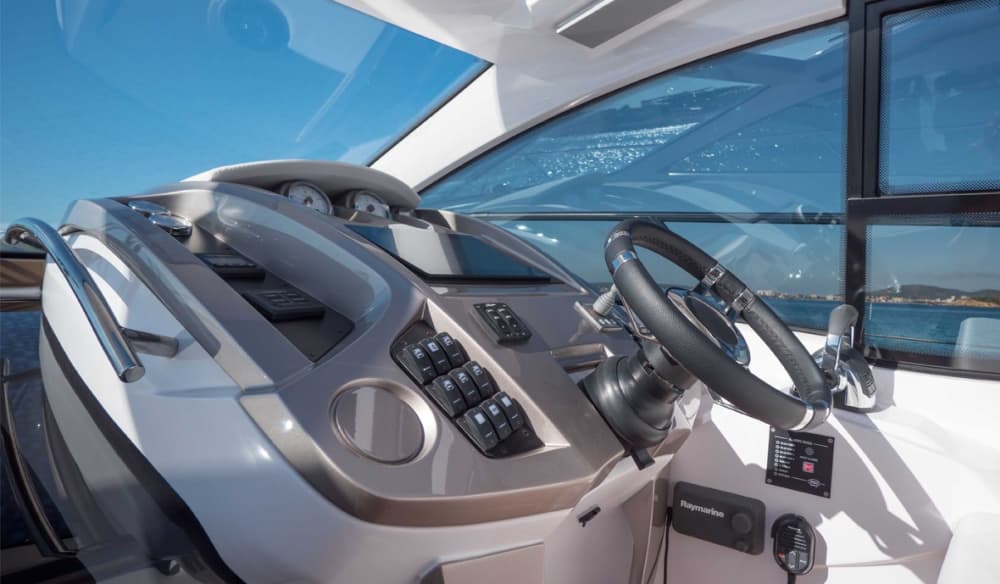 Scopri le coste di Sorrento: un'escursione di un'intera giornata a bordo di un motoscafo.