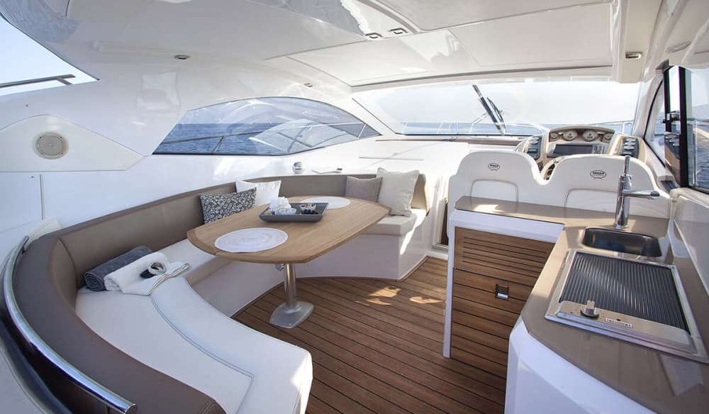 Scopri le coste di Sorrento: un'escursione di un'intera giornata a bordo di un motoscafo.