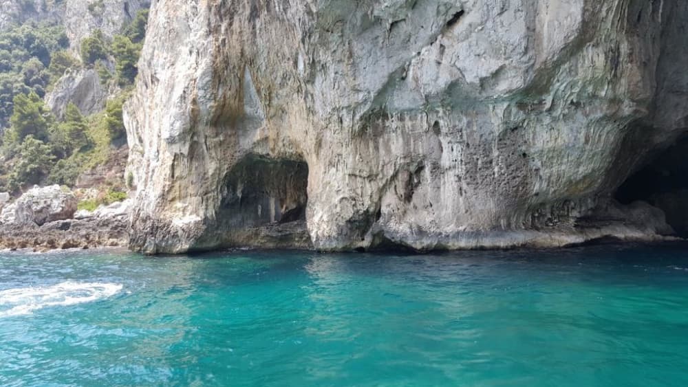 Scopri le coste di Sorrento: un'escursione di un'intera giornata a bordo di un motoscafo.