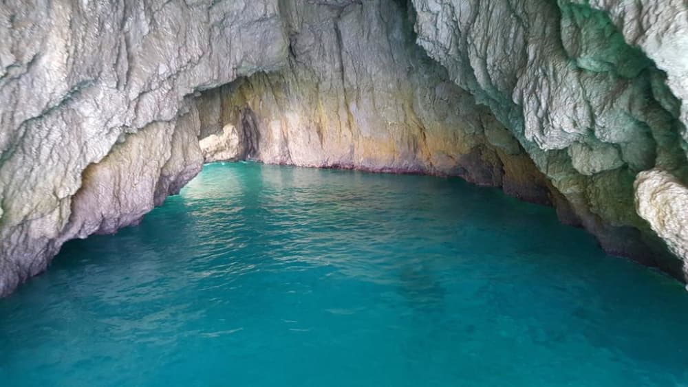 Scopri le coste di Sorrento: un'escursione di un'intera giornata a bordo di un motoscafo.