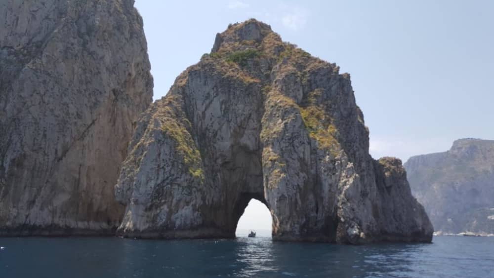 Scopri le coste di Sorrento: un'escursione di un'intera giornata a bordo di un motoscafo.