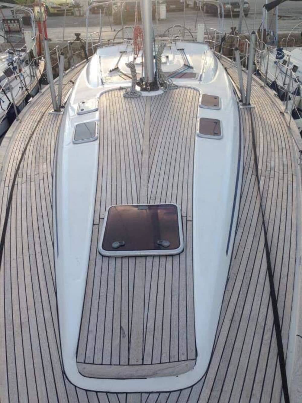 Zet koers naar plezier: een authentieke zeildag in Heraklion op een zeilboot.