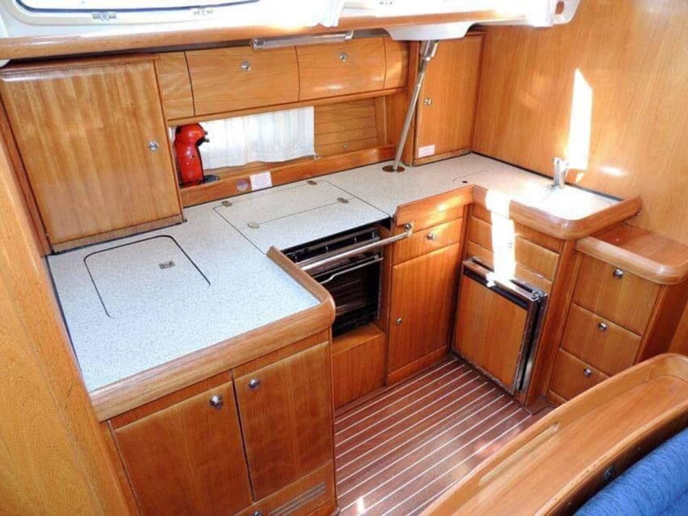 Zet koers naar plezier: een authentieke zeildag in Heraklion op een zeilboot.