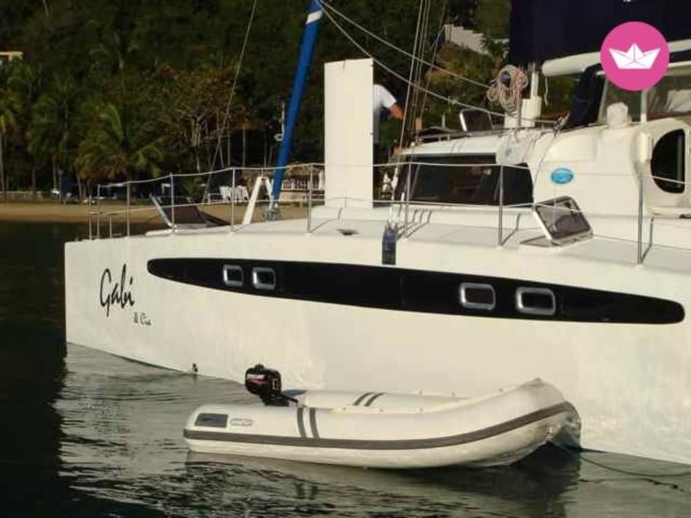 Voyage aux trésors cachés : excursion en voilier sur la plage d'Itaipu