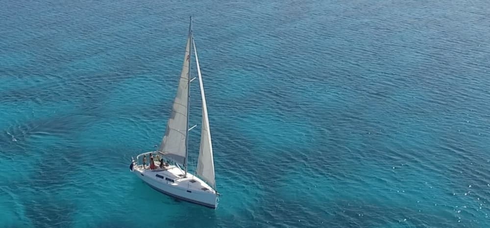 Genießen Sie einen ganzen Tag Segeln in Hurghada auf einem Segelboot