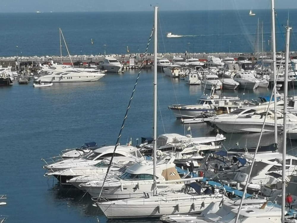 Scopri Napoli con un'escursione in barca a vela di un'intera giornata.