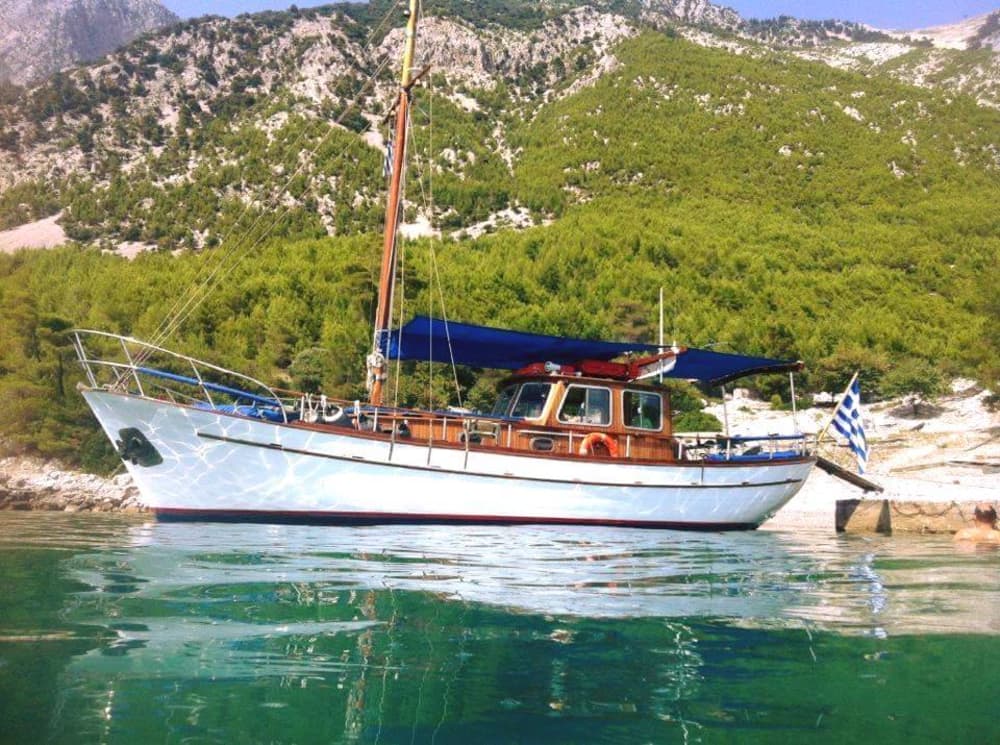 Discover Skopelos on a motorboat for 9h