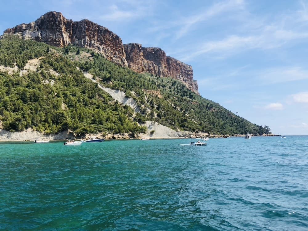 Découvrez les rivages de Bandol : une excursion d'une journée complète à bord d'un bateau à moteur