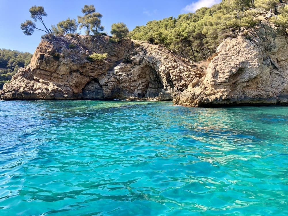 Découvrez les rivages de Bandol : une excursion d'une journée complète à bord d'un bateau à moteur