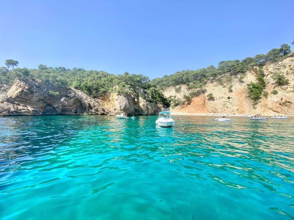 Découvrez les rivages de Bandol : une excursion d'une journée complète à bord d'un bateau à moteur