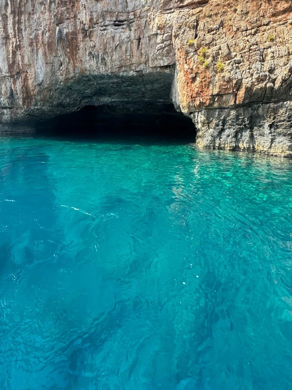 Des temples à la turquoise : escapade d'une journée à Menies et Choironisia