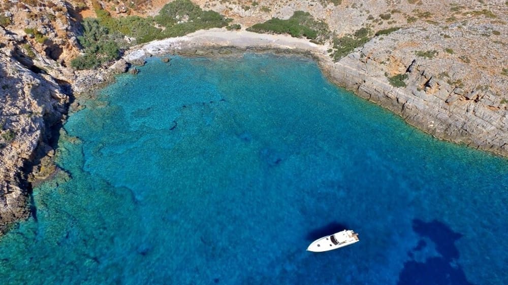 Des temples à la turquoise : escapade d'une journée à Menies et Choironisia