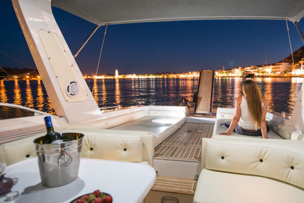 Épaves, faune et vin : une visite privée de l'île à l'heure dorée