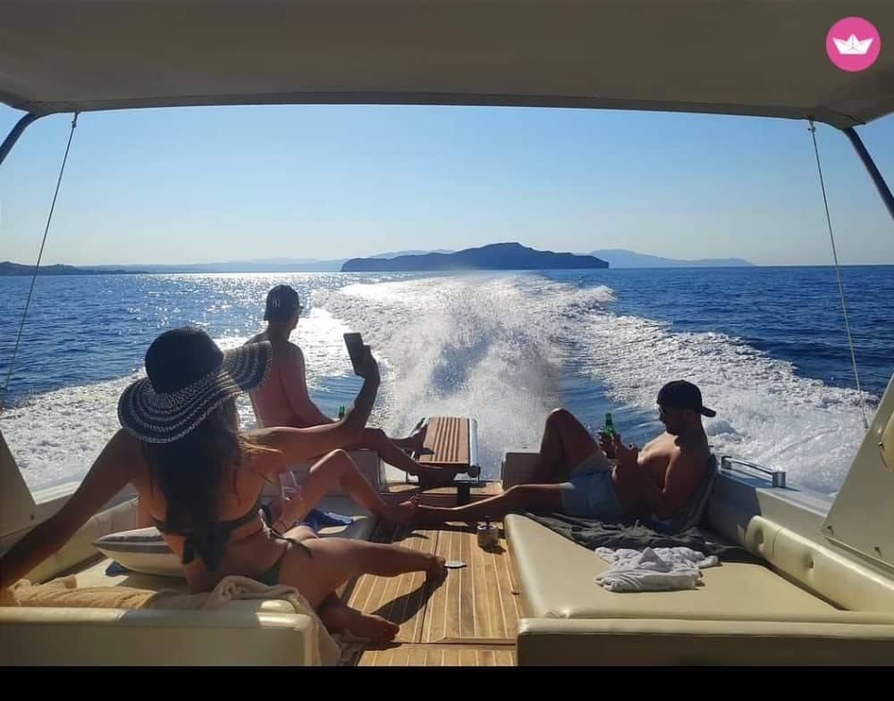 Des temples à la turquoise : escapade d'une journée à Menies et Choironisia