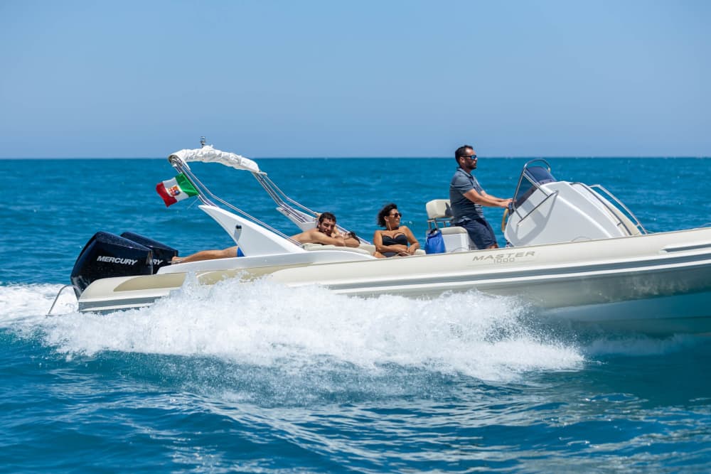 Relájate en una lancha motora en San Vito Lo Capo durante 3 horas y media.