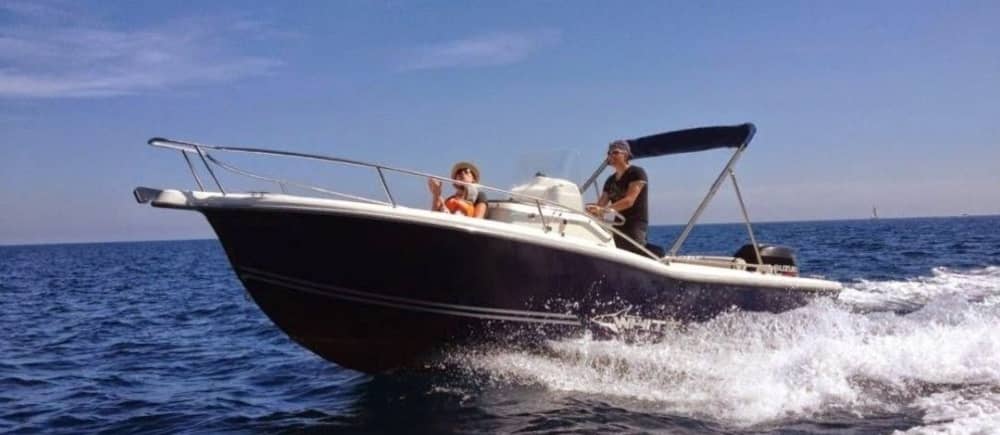 Ontdek Nernier tijdens een dagtocht op een motorboot.