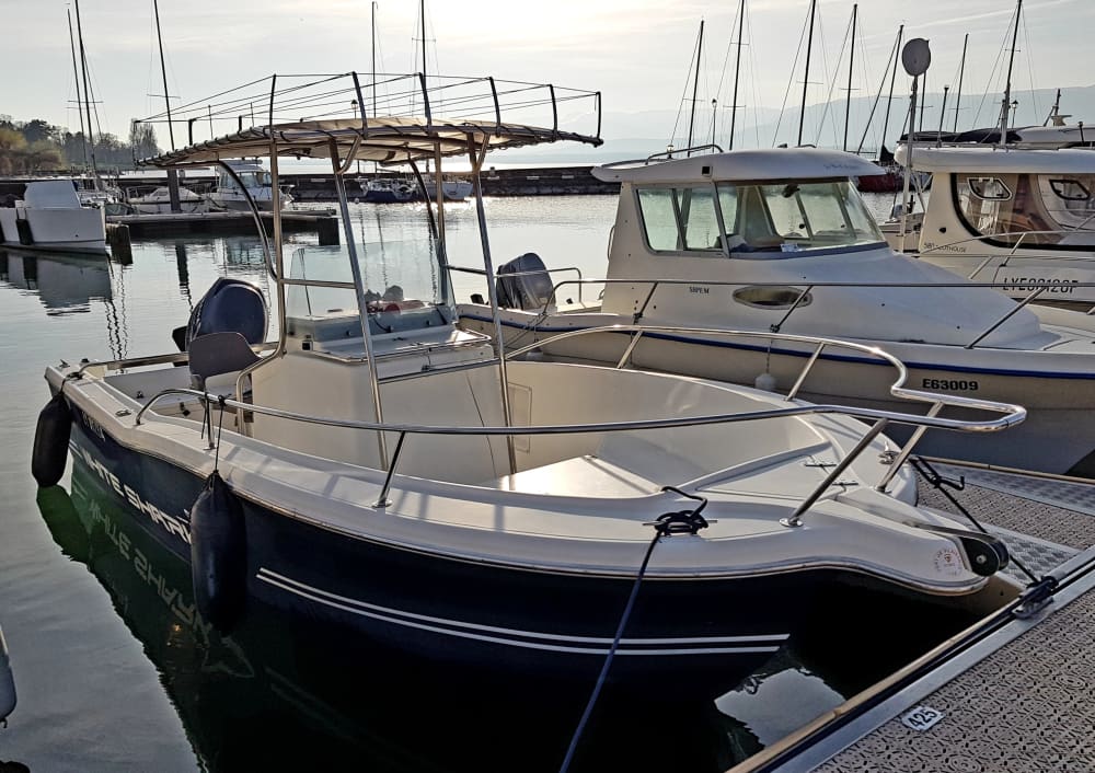 Ontdek Nernier tijdens een dagtocht op een motorboot.