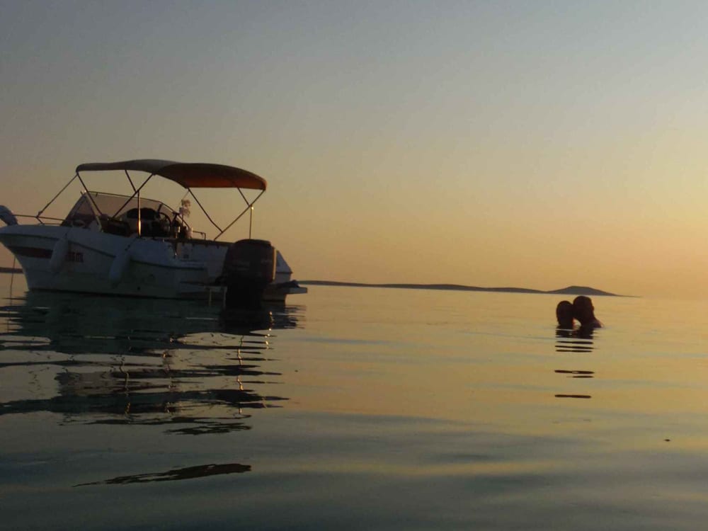 La tua giornata a Mali Lošinj: noleggia una barca a motore per una giornata intera alla scoperta del mondo sottomarino.